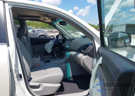 2011 Toyota Highlander Se V6 z USA, uszkodzony, nr VIN 5TDZK3EH5BS027325